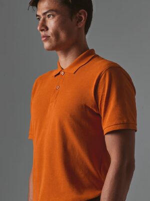 Polo homme bio B&C CGPM430 : coton ring‑spun piqué 170‑180 g/m², col côtelé, patte 2 boutons, coupe droite. Surface lisse idéale pour broderie, flocage ou sérigraphie. orange