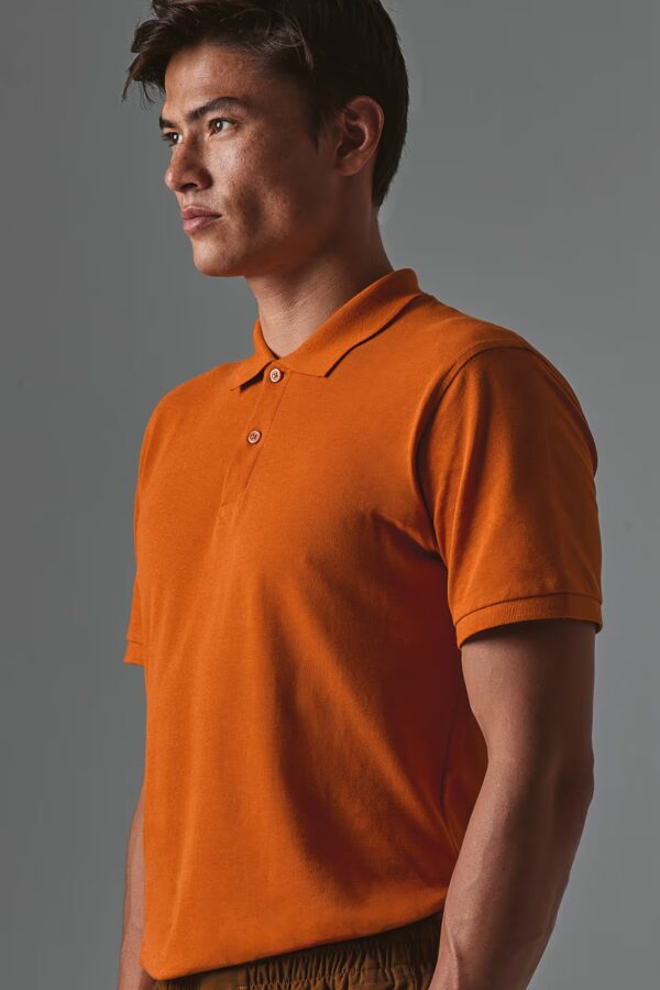 Polo homme bio B&C CGPM430 : coton ring‑spun piqué 170‑180 g/m², col côtelé, patte 2 boutons, coupe droite. Surface lisse idéale pour broderie, flocage ou sérigraphie. orange
