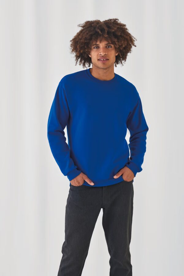Sweat B&C ID.202 col rond unisexe. 280 g/m², 80 % coton peigné / 20 % polyester. Intérieur gratté, surface lisse parfaite pour marquage professionnel. bleu royal