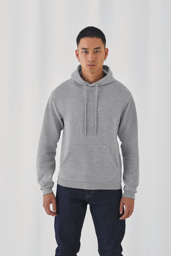 Sweat à capuche B&C ID.203 unisexe (CGWUI24), 50 % coton / 50 % polyester, 270 g/m². Intérieur molletonné, poche kangourou, bord‑côte élastique. Parfait pour marquage pro.heather gris
