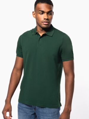 Polo piqué bio homme Kariban K2025. 100 % coton biologique certifié, 180 g/m². Coupe droite, col 2 boutons, idéal pour broderie ou flocage professionnel. vert foret