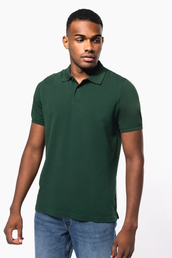 Polo piqué bio homme Kariban K2025. 100 % coton biologique certifié, 180 g/m². Coupe droite, col 2 boutons, idéal pour broderie ou flocage professionnel. vert foret