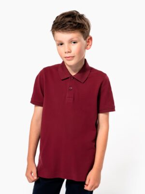 Polo piqué enfant Kariban K2029. 100 % coton bio, grammage 180 g/m². Coupe slim, 2 boutons, sans étiquette. Idéal pour broderie, flocage ou rebranding professionnel. bordeaux