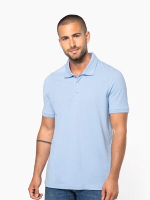 Polo piqué homme Kariban K254. 100 % coton pré-rétréci, 180 g/m². Coupe confortable, 3 boutons, col et manches côtelés. Idéal broderie, flocage ou rebranding professionnel. bleu ciel