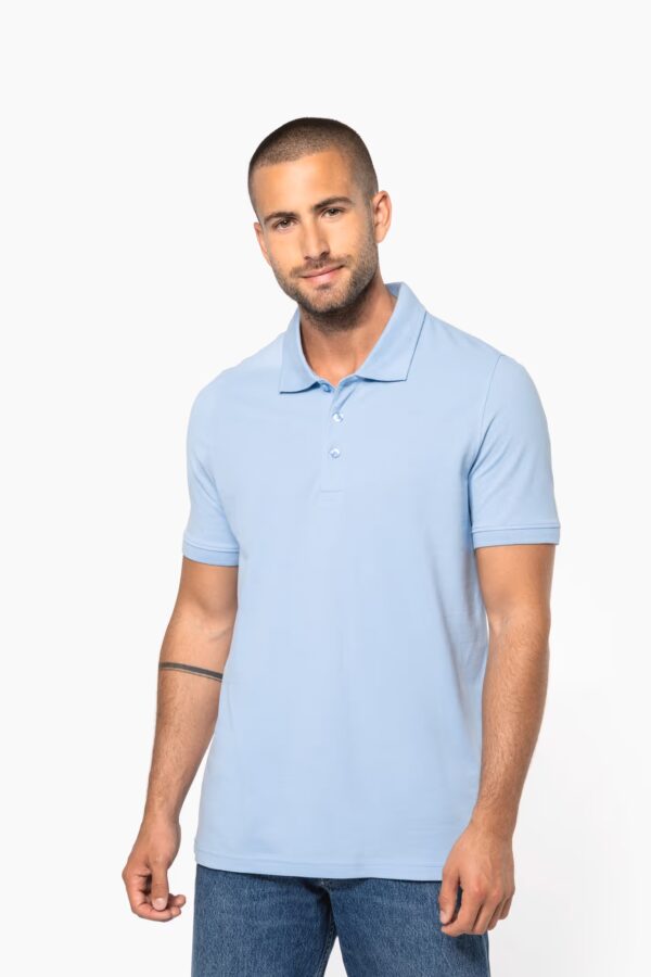 Polo piqué homme Kariban K254. 100 % coton pré-rétréci, 180 g/m². Coupe confortable, 3 boutons, col et manches côtelés. Idéal broderie, flocage ou rebranding professionnel. bleu ciel