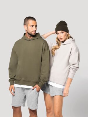 Sweat à capuche oversize Kariban K4018. 80 % coton / 20 % polyester, molleton gratté 320 g/m². Coupe ample, look streetwear, parfait pour personnalisation textile. khaki, clay