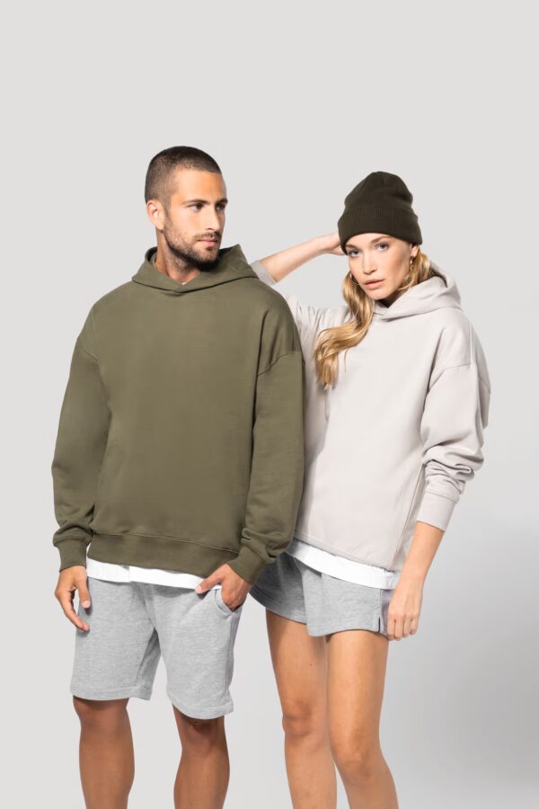 Sweat à capuche oversize Kariban K4018. 80 % coton / 20 % polyester, molleton gratté 320 g/m². Coupe ample, look streetwear, parfait pour personnalisation textile. khaki, clay