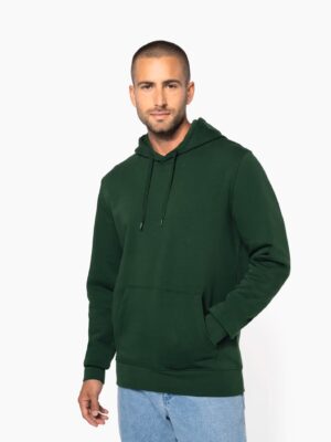 Sweat Kariban K4027 homme en coton bio et polyester recyclé. 280 g/m². Capuche doublée, coupe droite, idéal pour marquage textile professionnel durable. vert foret