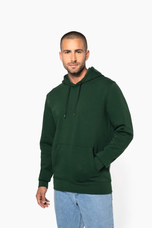Sweat Kariban K4027 homme en coton bio et polyester recyclé. 280 g/m². Capuche doublée, coupe droite, idéal pour marquage textile professionnel durable. vert foret