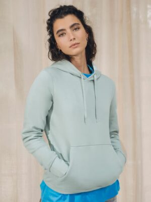 Sweat Kariban K4028 pour femme. 85 % coton bio, 15 % polyester recyclé, 280 g/m². Coupe ajustée, capuche doublée, marquage textile professionnel facilité. sage