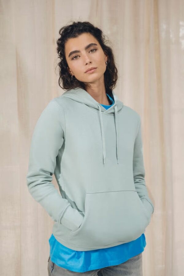 Sweat Kariban K4028 pour femme. 85 % coton bio, 15 % polyester recyclé, 280 g/m². Coupe ajustée, capuche doublée, marquage textile professionnel facilité. sage