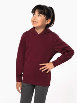 Sweat à capuche enfant Kariban K4029. 85 % coton bio, 15 % polyester recyclé, 280 g/m². Doux, confortable, parfait pour marquage textile scolaire ou associatif. bordeaux