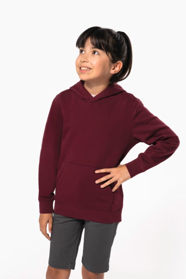 Sweat à capuche enfant Kariban K4029. 85 % coton bio, 15 % polyester recyclé, 280 g/m². Doux, confortable, parfait pour marquage textile scolaire ou associatif. bordeaux