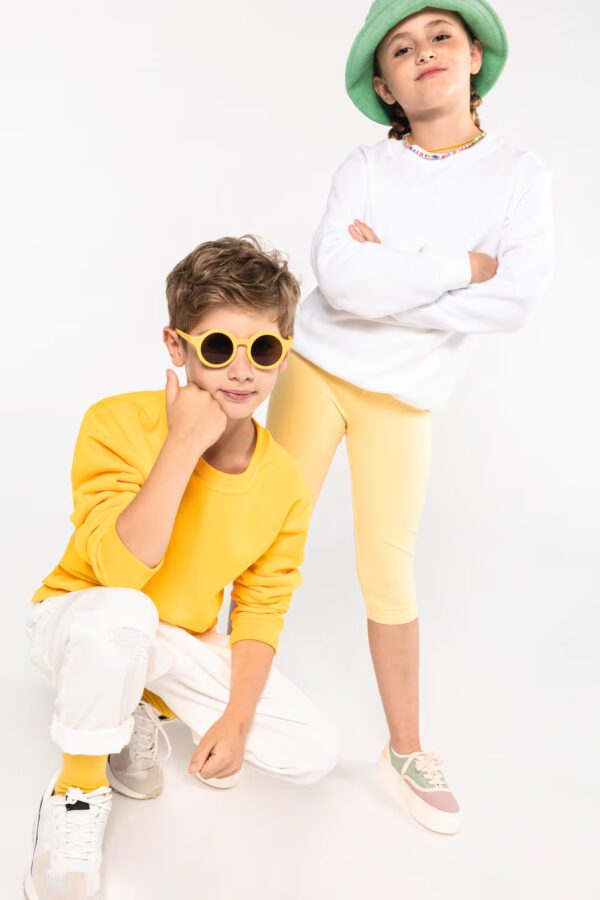 Sweat Kariban K475 enfant à col rond. 80 % coton / 20 % polyester, 280 g/m². Résistant, doux et idéal pour marquage textile en milieu scolaire ou associatif. blanc blanc jaune