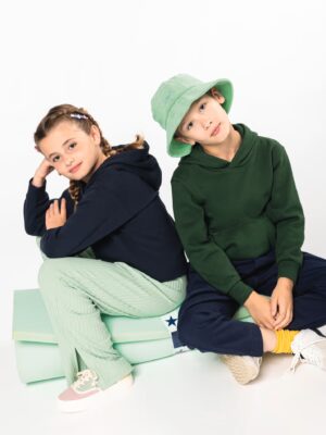 Sweat Kariban K477 pour enfant. 50 % coton / 50 % polyester, molleton gratté 280 g/m². Capuche doublée, poches kangourou. Idéal pour marquage textile scolaire ou associatif. navy, vert foret