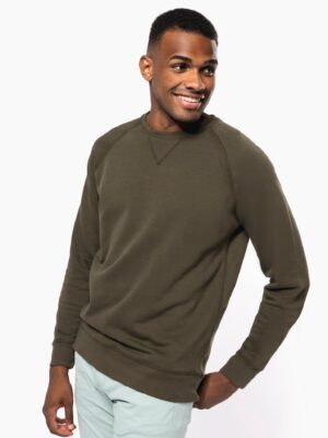 Sweat Kariban K480 homme, col rond et manches raglan. 85 % coton bio, 15 % polyester recyclé, 280 g/m². Parfait pour personnalisation textile responsable. Mossy green