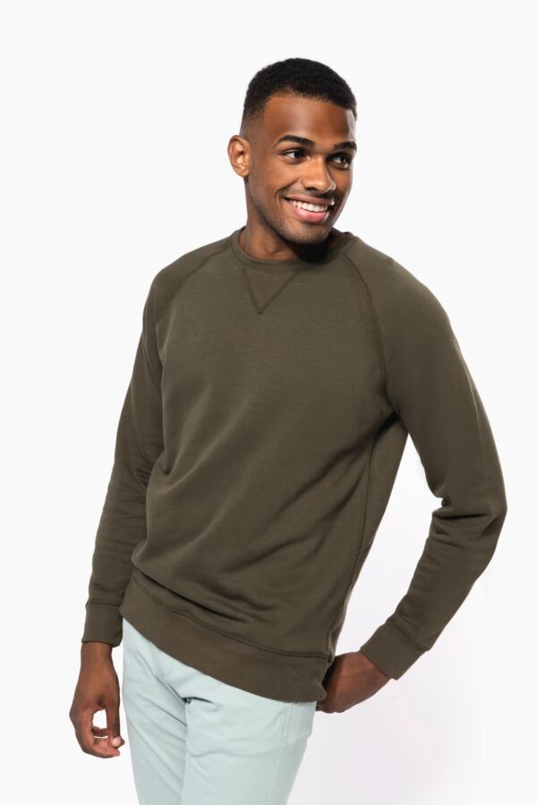 Sweat Kariban K480 homme, col rond et manches raglan. 85 % coton bio, 15 % polyester recyclé, 280 g/m². Parfait pour personnalisation textile responsable. Mossy green