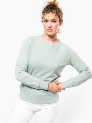 Sweat Kariban K481 femme, col rond, manches raglan. 85 % coton bio, 15 % polyester recyclé, 280 g/m². Idéal pour la personnalisation textile responsable. sage