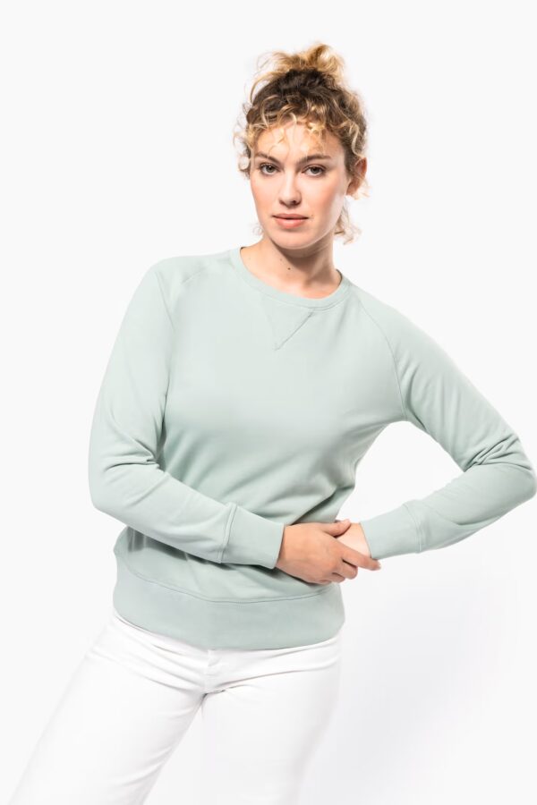 Sweat Kariban K481 femme, col rond, manches raglan. 85 % coton bio, 15 % polyester recyclé, 280 g/m². Idéal pour la personnalisation textile responsable. sage