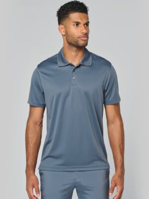 Polo PROACT PA480 homme. 100 % polyester interlock, grammage 155 g/m². Séchage rapide, col en bord‑côte, patte 3 boutons. Parfait pour personnalisation textile pro. gris fonce