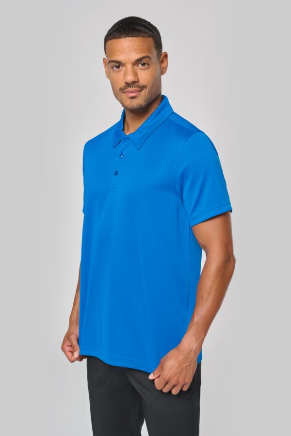 Polo PROACT PA482 homme. 100 % polyester interlock avec 50 % Cool Plus®, grammage 145 g/m². 3 boutons, coutures doubles. Rapide à sécher, idéal pour marquage textile pro. royal blue