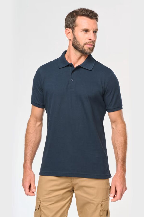 Polo WK207 homme, écoresponsable, en coton bio & polyester recyclé, grammage 180 g/m². Col piqué, boutons ton sur ton. Idéal pour personnalisation textile pro et communication RSE. navy