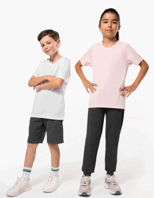 T-shirt de sport enfant PA445 ProAct. Léger, respirant et personnalisable, parfait pour l’entraînement, les compétitions et les clubs sportifs.
