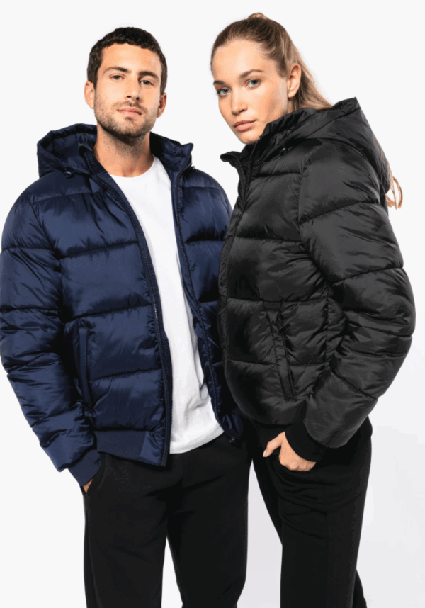 Veste K6166 Kariban unisexe en ripstop recyclé : résistante, légère et fonctionnelle avec capuche. Idéale pour le quotidien, les activités outdoor et la personnalisation textile.