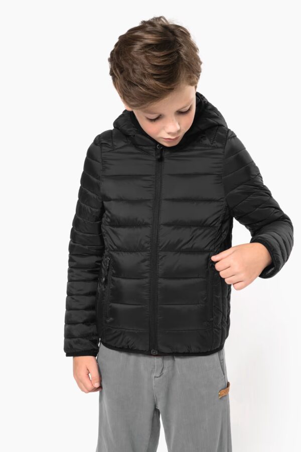 Doudoune légère K6112 Kariban enfant : matelassée, chaude et confortable avec capuche. Idéale pour le quotidien, les activités outdoor et la personnalisation textile.