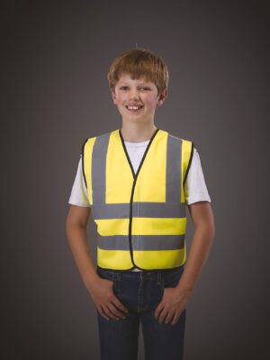 Gilet enfant Yoko YHVW100CH en polyester 120 g/m², fermeture Velcro®, bandes réfléchissantes 5 cm. Conforme EN 1150. Sécurité junior, adapté à la personnalisation textile. jaune fluo