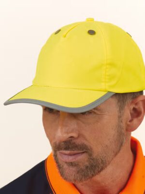 Casquette Yoko YTFC100 en coton ou nylon PU selon coloris, coque polycarbonate amovible, mousse haute densité, aérations mesh, conforme EN 812. Idéale pour marquage pro.