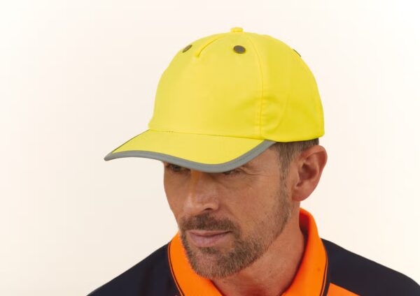 Casquette Yoko YTFC100 en coton ou nylon PU selon coloris, coque polycarbonate amovible, mousse haute densité, aérations mesh, conforme EN 812. Idéale pour marquage pro.
