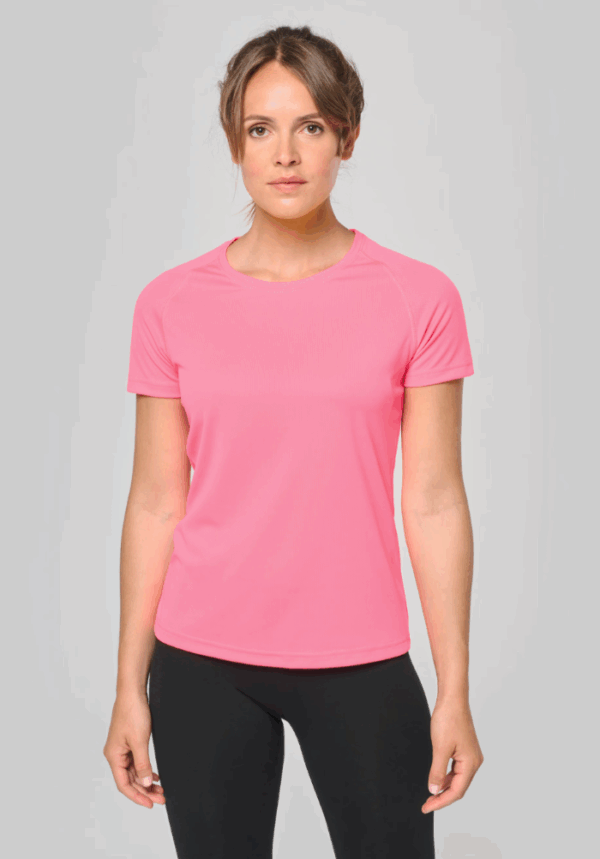 T-shirt de sport femme PA439 ProAct. Léger, respirant et personnalisable, idéal pour l’entraînement, la compétition et les événements sportifs.