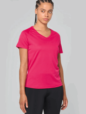 T-shirt de sport femme PA477 ProAct. Léger, respirant et à col V, idéal pour l’entraînement, la compétition et la personnalisation textile.