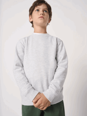 Sweat-shirt col rond enfant IB401 Ideal Basic. Confortable, résistant et parfait pour la personnalisation. Idéal pour l’école, les activités ou les associations.