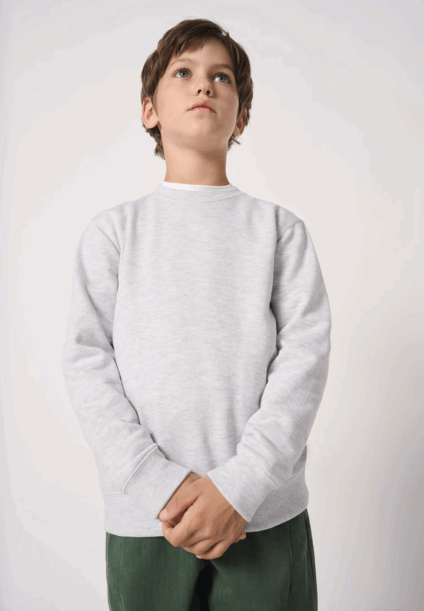 Sweat-shirt col rond enfant IB401 Ideal Basic. Confortable, résistant et parfait pour la personnalisation. Idéal pour l’école, les activités ou les associations.