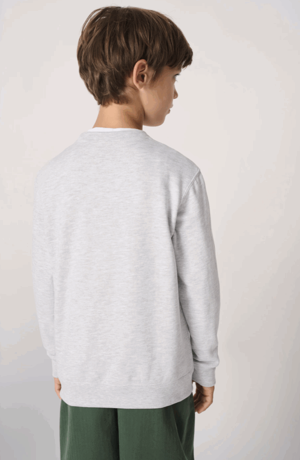 Sweat-shirt col rond enfant IB401 Ideal Basic. Confortable, résistant et parfait pour la personnalisation. Idéal pour l’école, les activités ou les associations.
