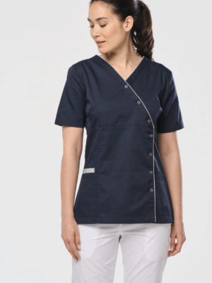 La blouse femme WK506 WK. Designed To Work en polycoton est pratique, résistante et personnalisable, parfaite pour les métiers de service et de santé.