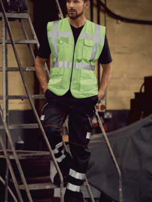 Gilet multifonction haute visibilité YHVW801 Yoko. Sécurisant, pratique et résistant, idéal pour les professionnels du chantier, de la logistique ou de l’événementiel.