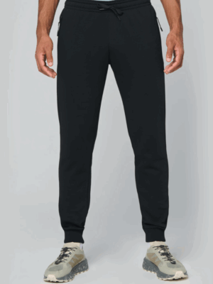 Pantalon de jogging PA1012 multisports unisexe. Coupe confortable, poches pratiques et tissu résistant. Idéal pour l’entraînement, les loisirs et la personnalisation textile.