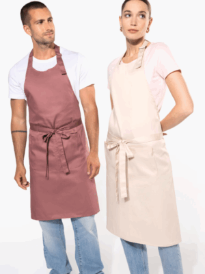Tablier polycoton K890 Kariban avec poche. Résistant, fonctionnel et facile d’entretien, idéal pour la restauration, les métiers de service et la personnalisation textile.