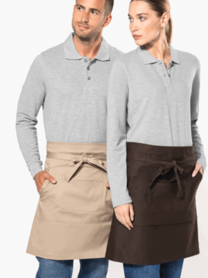 Tablier K898 Kariban en coton mi-long. Résistant, pratique et facile d’entretien, idéal pour la restauration, les ateliers et la personnalisation textile.