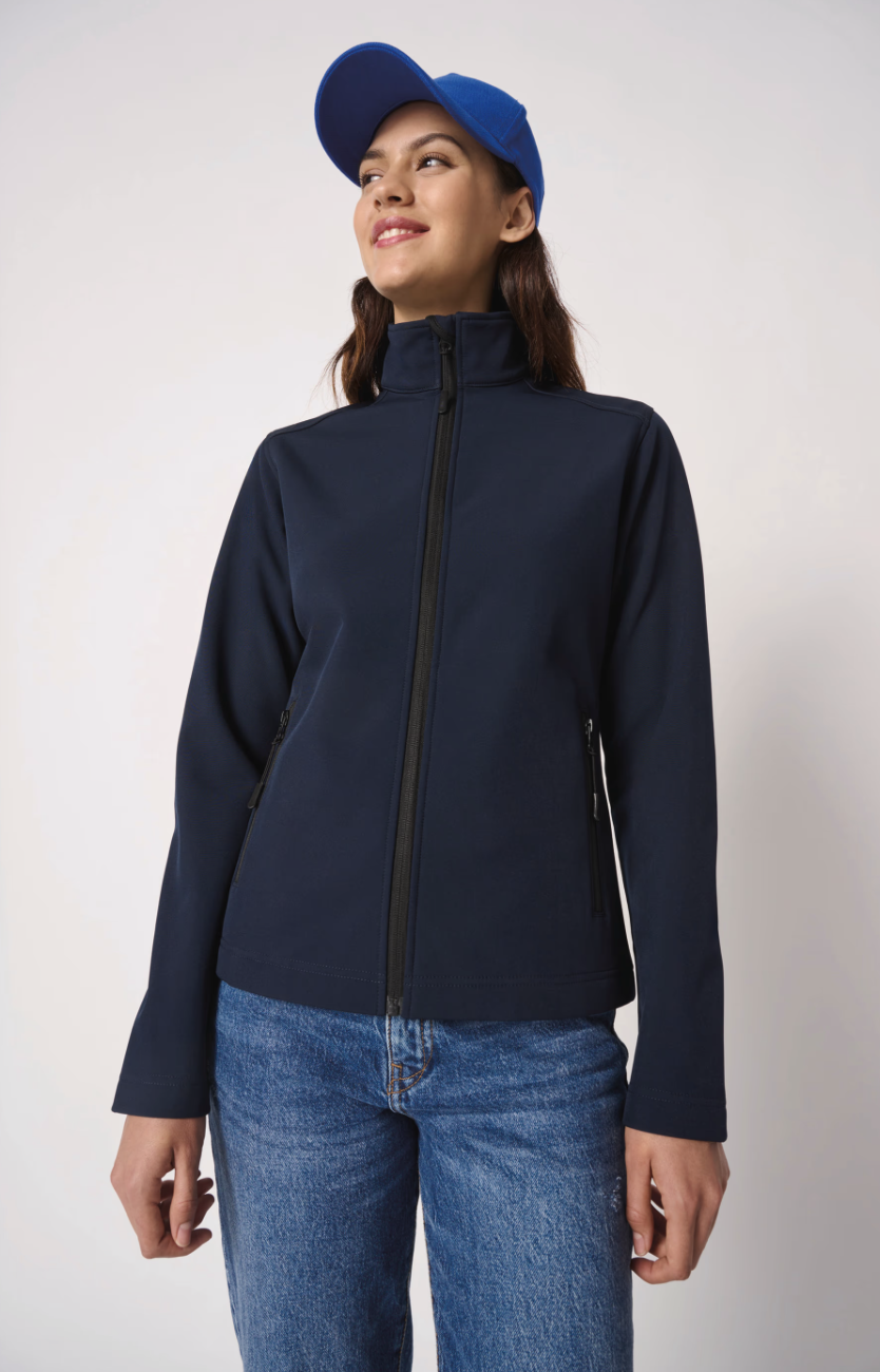 Découvrez la veste softshell 2 couches femme IB411 : coupe féminine, déperlante, chaude et parfaite pour la personnalisation.