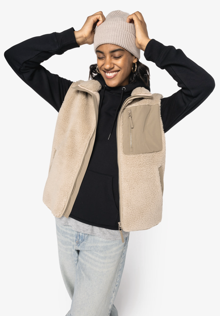 Bodywarmer unisexe NS624 en sherpa recyclé, chaud, doux et confortable. Parfait pour un usage quotidien ou professionnel, et entièrement personnalisable.