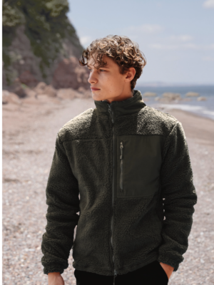 Polaire FR854 en sherpa recyclé, chaude, douce et confortable. Modèle écoresponsable idéal pour l’hiver et la personnalisation textile.