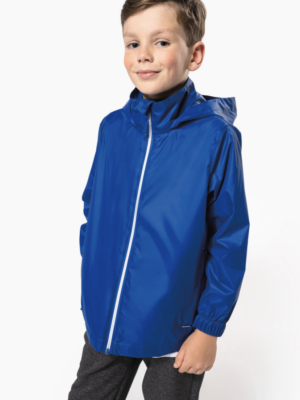 Veste de pluie enfant PA251 imperméable et légère, disponible du 4 au 14 ans. Idéale pour les activités outdoor et la personnalisation textile.