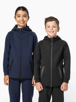 Veste à capuche performance enfant PA398, technique et confortable. Idéale pour les activités sportives, outdoor et la personnalisation textile.