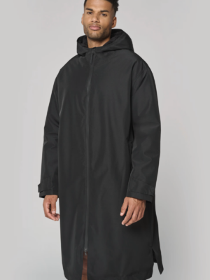 Parka longue unisexe PA245 doublée sherpa, chaude et confortable. Idéale pour les activités outdoor, le quotidien et la personnalisation textile.