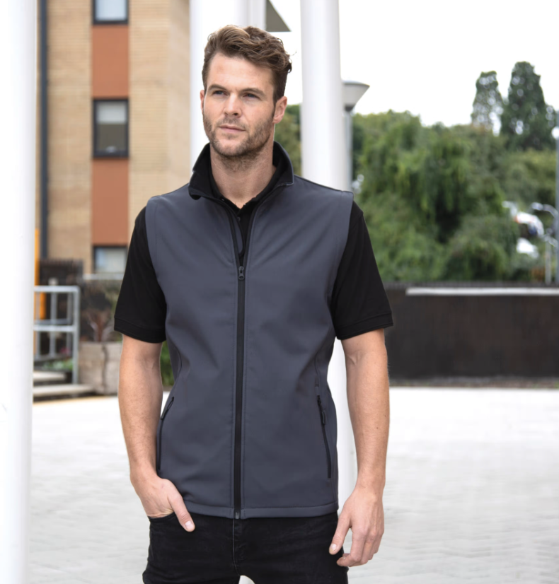 Bodywarmer softshell homme R232M, résistant, coupe-vent et confortable. Parfait pour les professionnels et idéal pour la personnalisation grâce à sa surface printable.