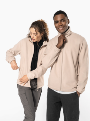 La K940 est une veste polaire ajustable, chaude et confortable, avec poignets élastiqués, idéale pour un usage quotidien et la personnalisation textile.